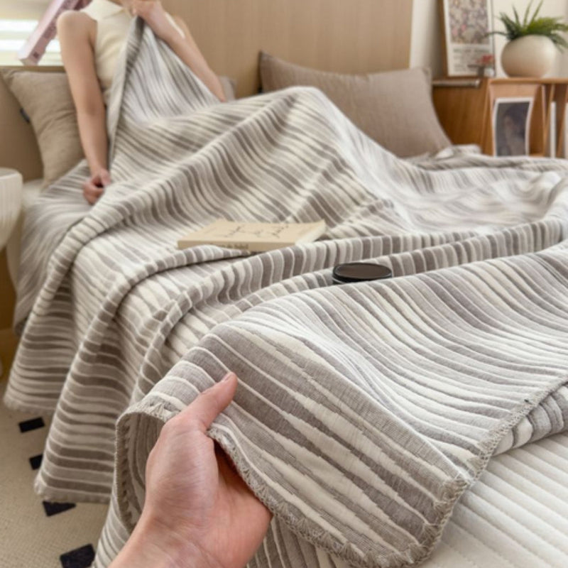 Matelassé Seersucker Reversible Cotton Blanket